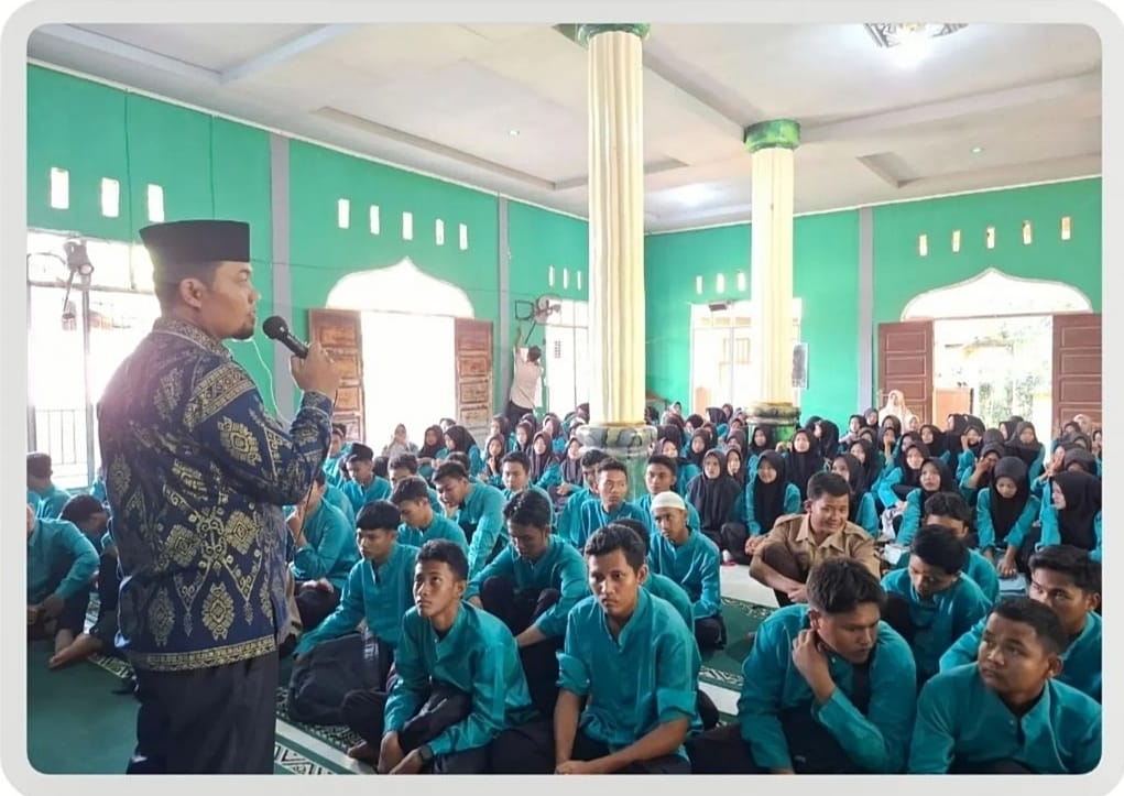 MEMPERINGATI MAULID NABI MUHAMMAD SAW